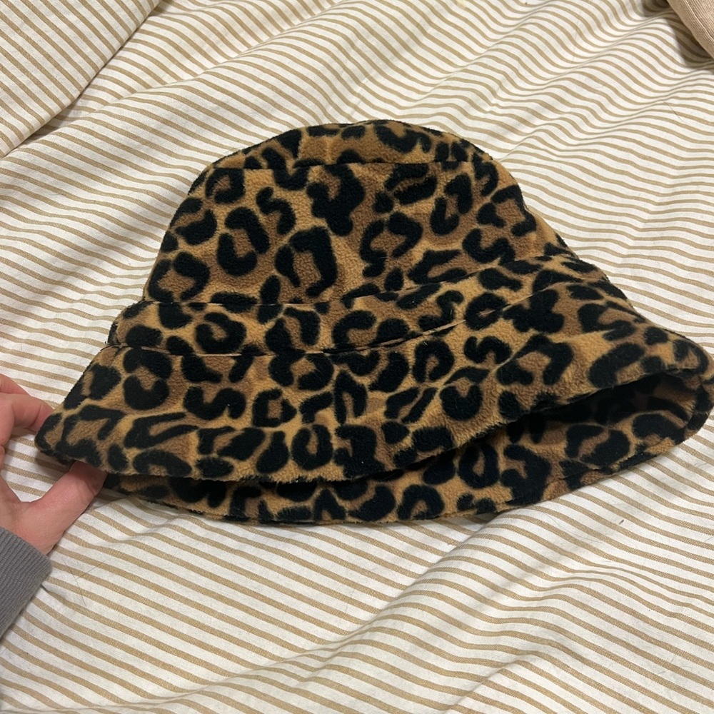 Fleece Leopard Print Bucket Hat - Picture 2 of 4